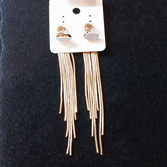 New Beautiful Elegant Light Tassel Clip On Earrings Goldtone Hypoallergenic New - Picture 2 of 3
